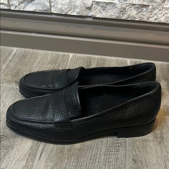 Vionic women’s Black Sella pebble leather loafers size 10