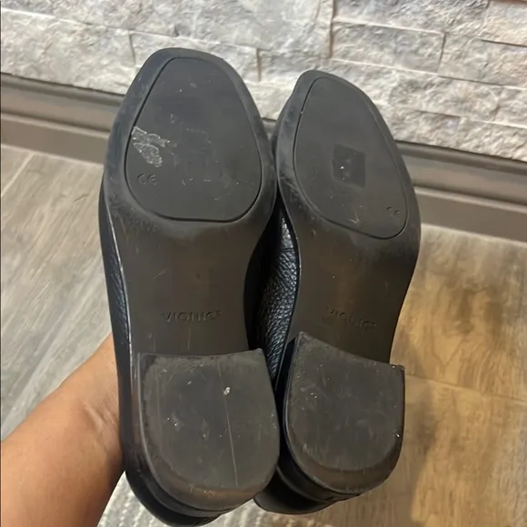 Vionic women’s Black Sella pebble leather loafers size 10