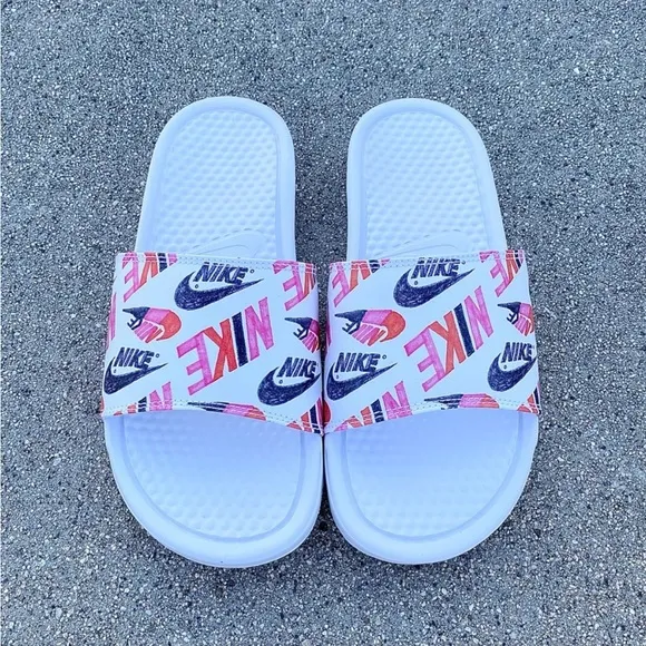 WMNS NIKE BENASSI SLIDES JUSTDO IT WHITES PRINTS PINKS GREYS ORANGES WHITES