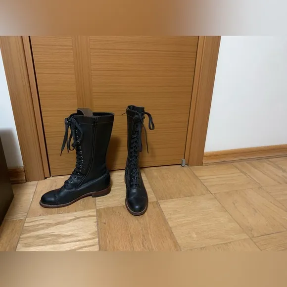 Wolverine 1000 Mile Sophia lace up boots.