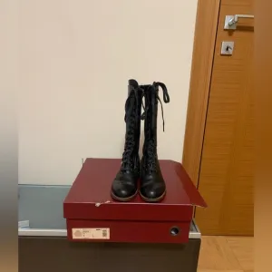 Wolverine 1000 Mile Sophia lace up boots.