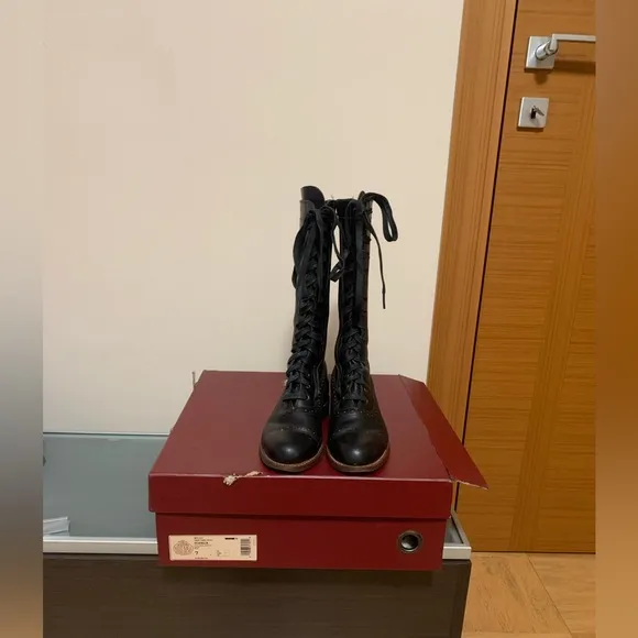 Wolverine 1000 Mile Sophia lace up boots.