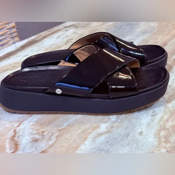 Women’s UGG Emily patent leather slide sandals- Size 7