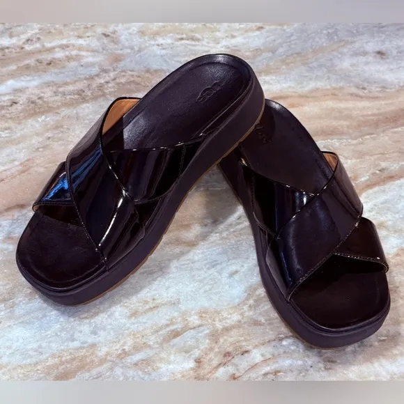 Women’s UGG Emily patent leather slide sandals- Size 7