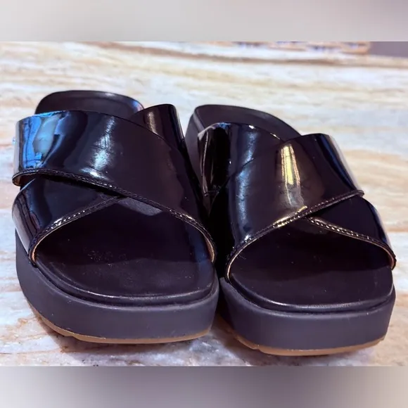 Women’s UGG Emily patent leather slide sandals- Size 7