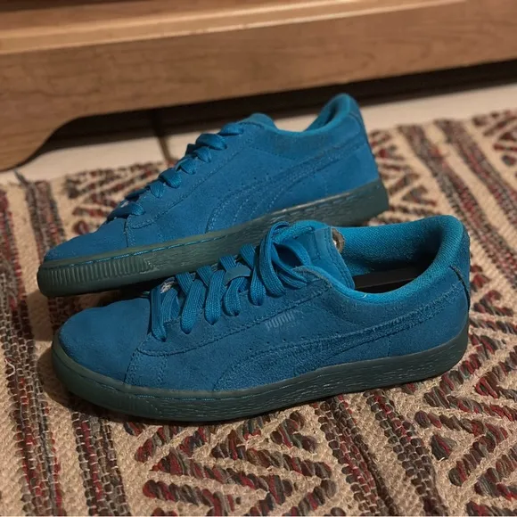 Youth PUMA Suede Emboss Iced Fluo Translucent Sneakers in Atomic Blue | Sz: 6.5C