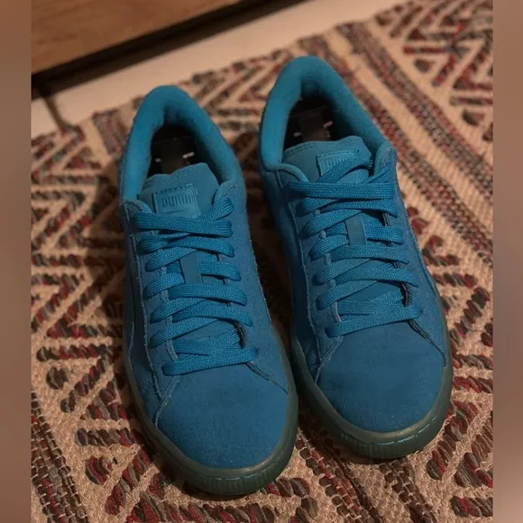 Youth PUMA Suede Emboss Iced Fluo Translucent Sneakers in Atomic Blue | Sz: 6.5C
