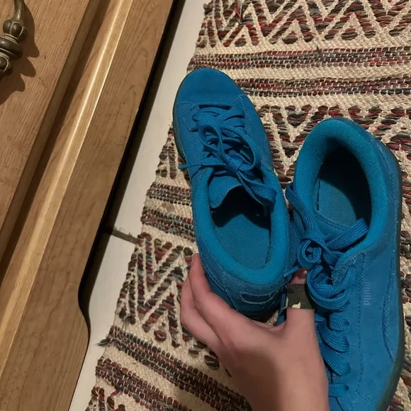 Youth PUMA Suede Emboss Iced Fluo Translucent Sneakers in Atomic Blue | Sz: 6.5C