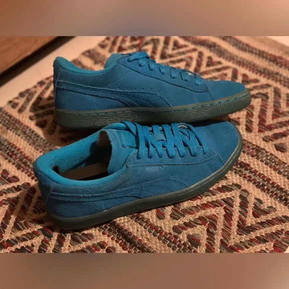 Youth PUMA Suede Emboss Iced Fluo Translucent Sneakers in Atomic Blue | Sz: 6.5C