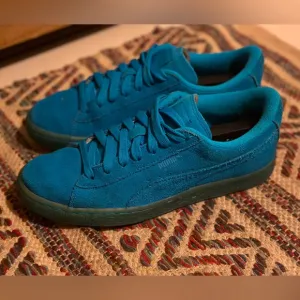 Youth PUMA Suede Emboss Iced Fluo Translucent Sneakers in Atomic Blue | Sz: 6.5C
