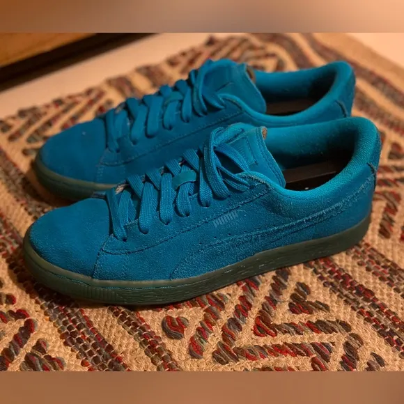 Youth PUMA Suede Emboss Iced Fluo Translucent Sneakers in Atomic Blue | Sz: 6.5C
