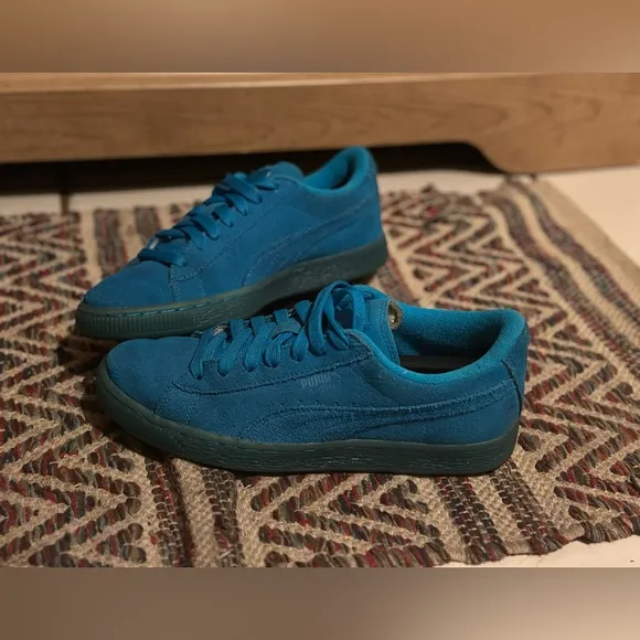Youth PUMA Suede Emboss Iced Fluo Translucent Sneakers in Atomic Blue | Sz: 6.5C